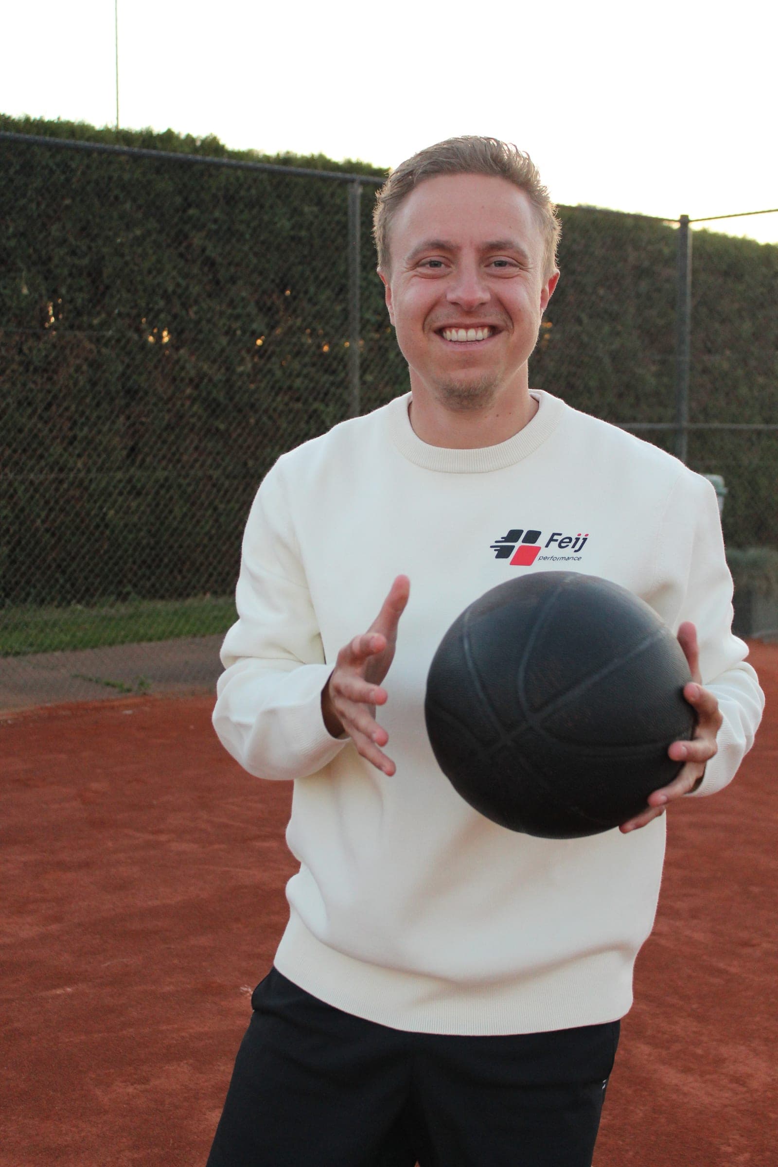 Gijs Feij met medicineball op de tennisbaan